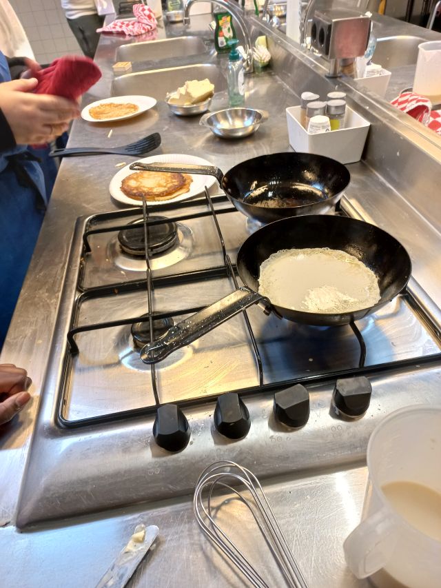 20221129 Scholenbezoek pannenkoeken bakken