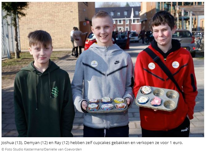 20230214 De Gooi- en Eemlander Joshua, Demyan en Ray hebben zelf cupcakes gebakken en verkopen ze voor 1 euro