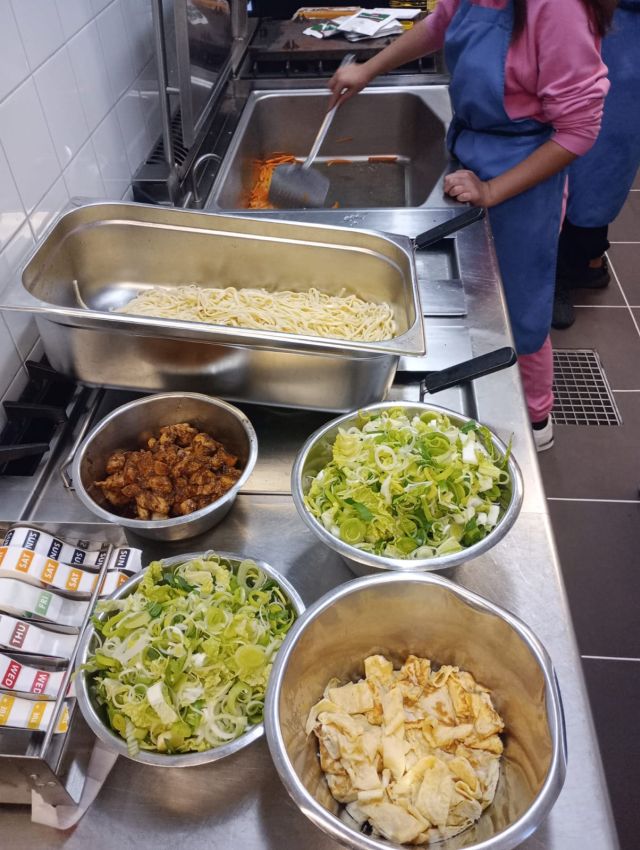 20230912 Keuken 5 – bami maken